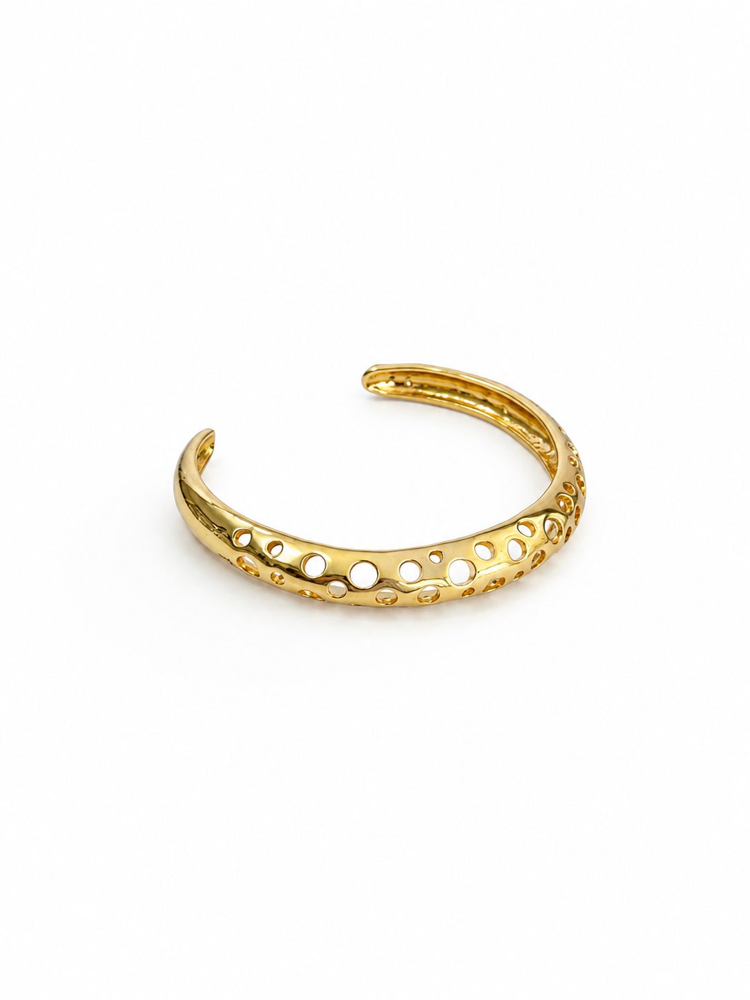 O Bracelete Vazado Banhado a Ouro