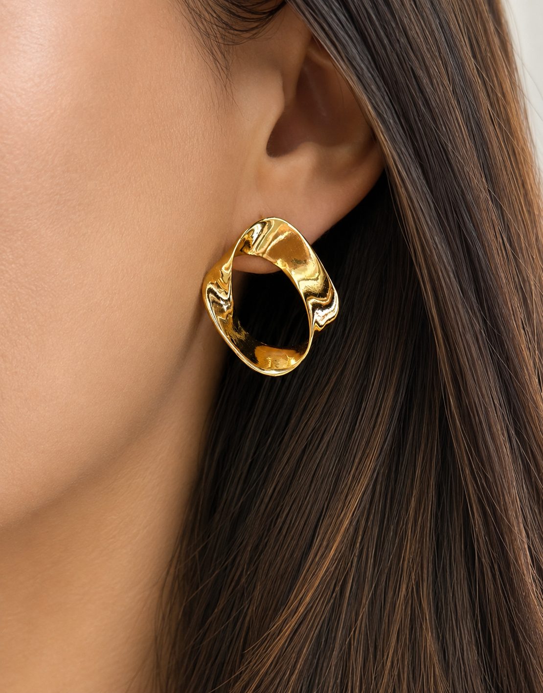 Brinco Orgânico Vazado Banhado a Ouro 18K