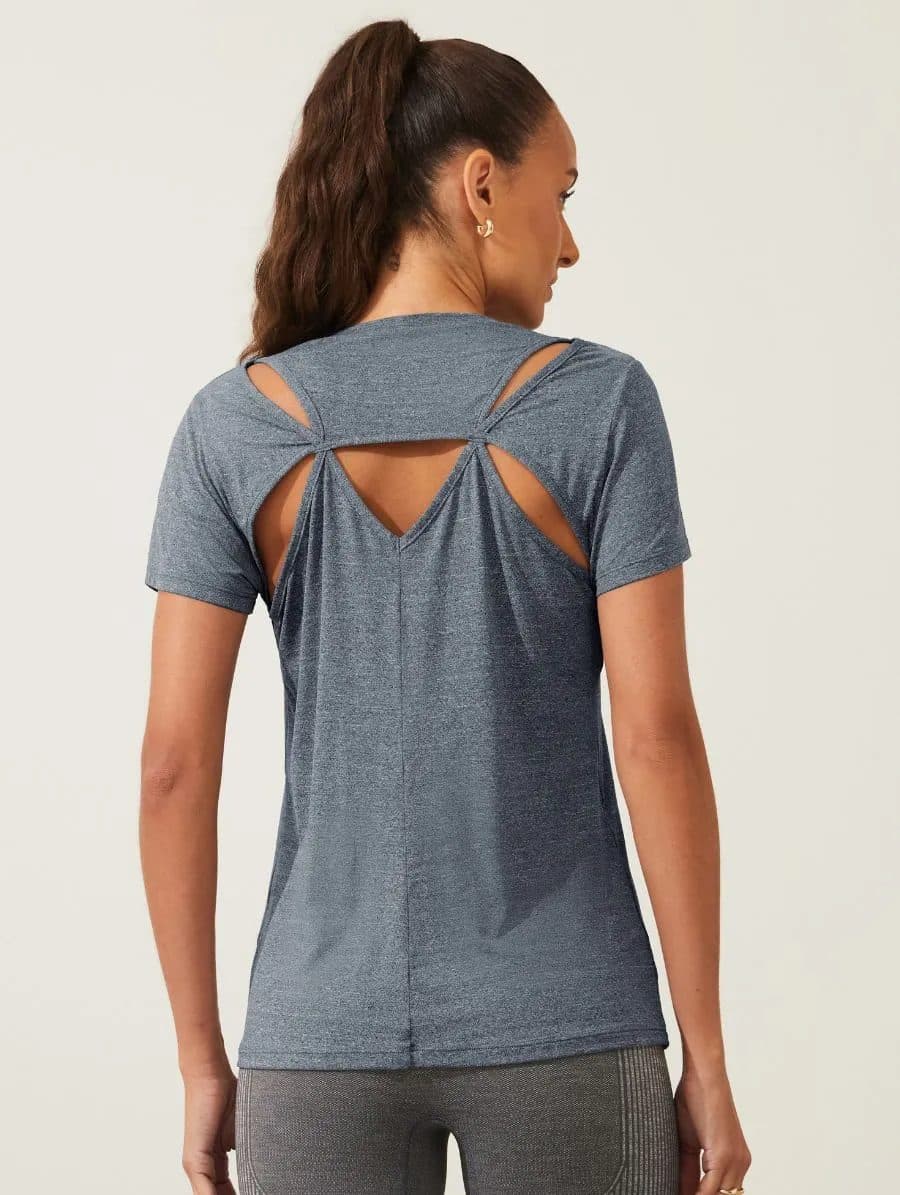 Camiseta com recortes